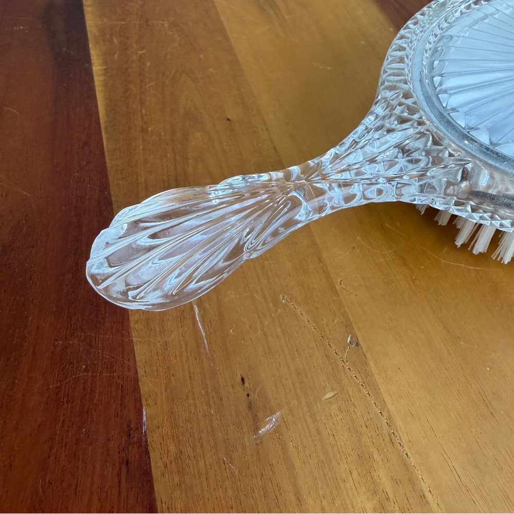 1940s clear pressed or cut glass or lucite vintage‎ hair brush - Picture 3 of 6
